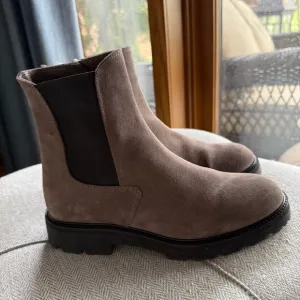 La CANADIENNE Brown Ankle Boots with Black Elastic Panels