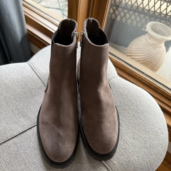La CANADIENNE Brown Ankle Boots with Black Elastic Panels