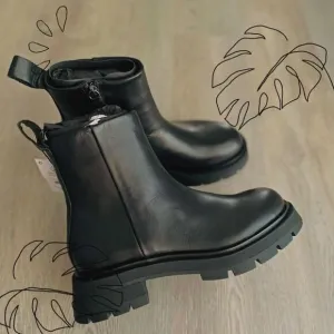 Last pair! 6.5 Zara leather boots black platform
