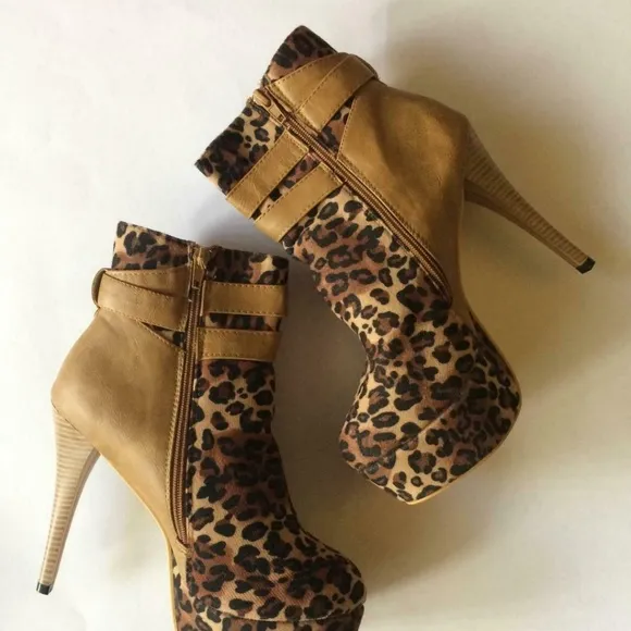 Leopard Print Tan Platform Heel Boots Size 8.5