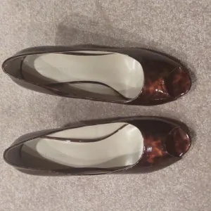 Leopard, tortoise brown patent shoes, banana Republic peep toe heel shoes, 10
