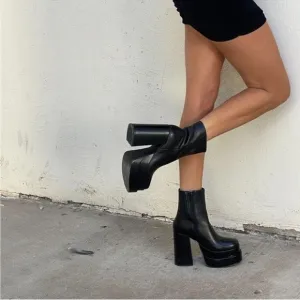 LIKE NEW Steve Madden platform black leathwr boots