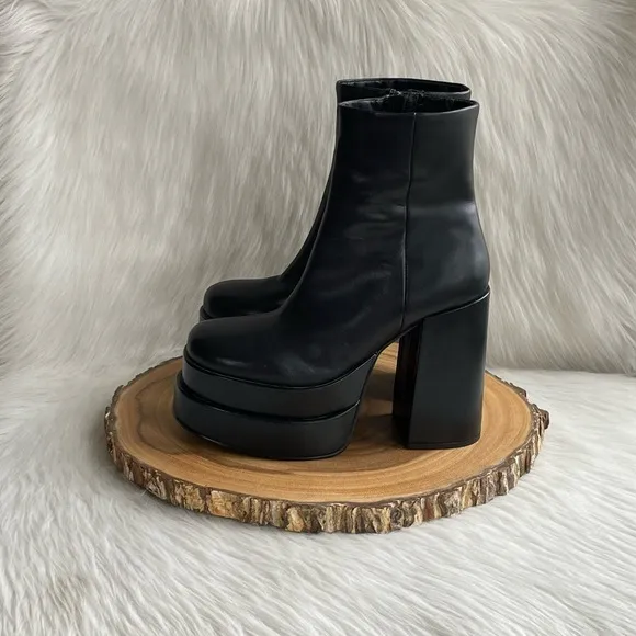LIKE NEW Steve Madden platform black leathwr boots