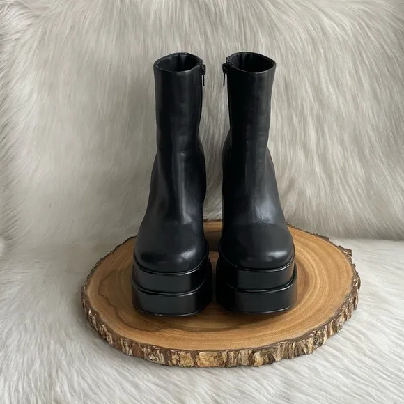 LIKE NEW Steve Madden platform black leathwr boots