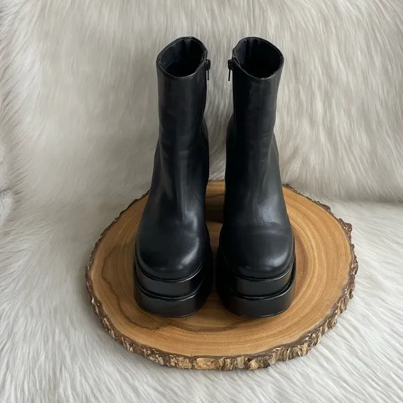 LIKE NEW Steve Madden platform black leathwr boots
