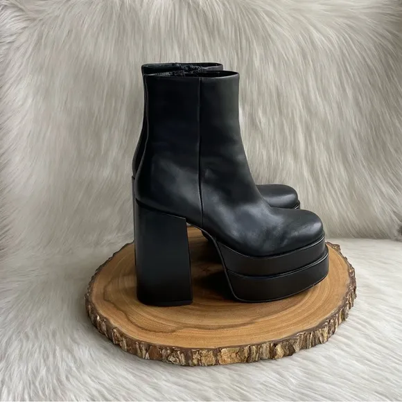 LIKE NEW Steve Madden platform black leathwr boots