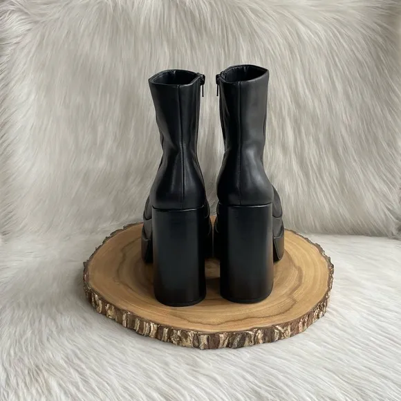LIKE NEW Steve Madden platform black leathwr boots