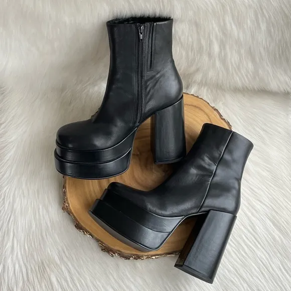 LIKE NEW Steve Madden platform black leathwr boots