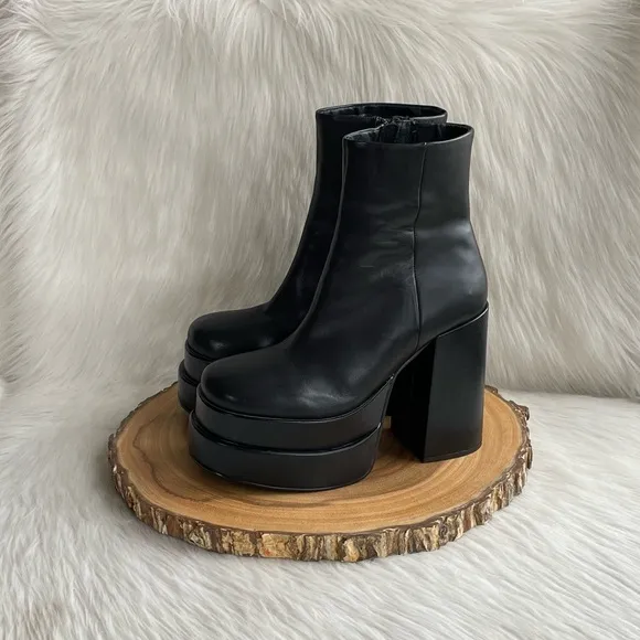 LIKE NEW Steve Madden platform black leathwr boots