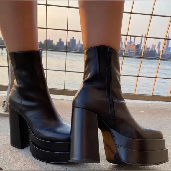 LIKE NEW Steve Madden platform black leathwr boots