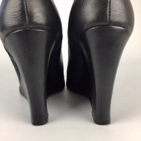 Lola Cruz Black Leather Wedge Chelsea Ankle Booties size 40 / 10