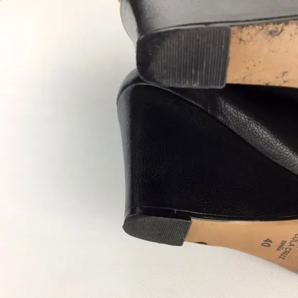 Lola Cruz Black Leather Wedge Chelsea Ankle Booties size 40 / 10