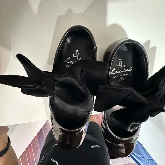 Lucini girls black leather Mary Jane's with velvet bow size 28
