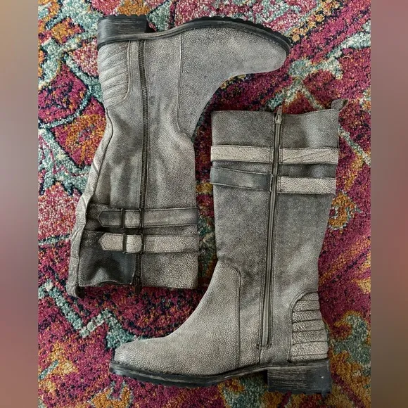 Matisse | Women’s grey distressed pebbled leather side zip low heel boots, sz 9M