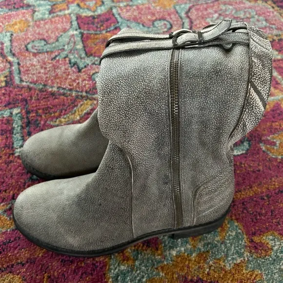 Matisse | Women’s grey distressed pebbled leather side zip low heel boots, sz 9M