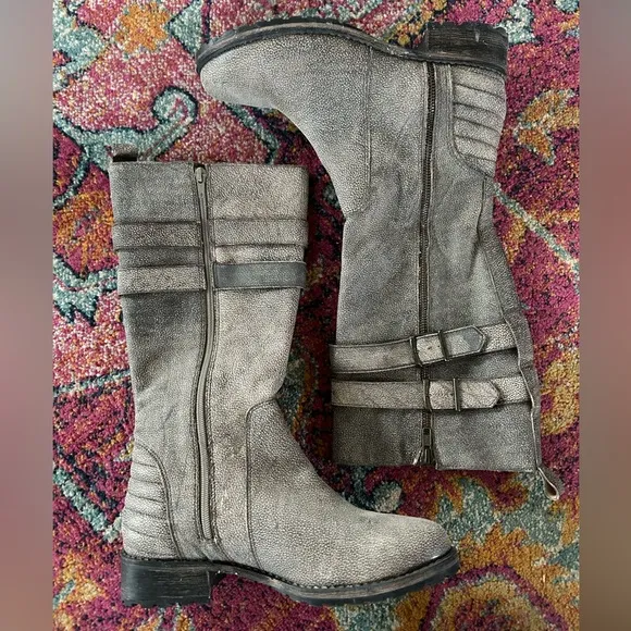 Matisse | Women’s grey distressed pebbled leather side zip low heel boots, sz 9M