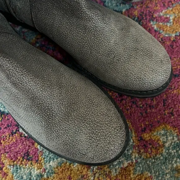 Matisse | Women’s grey distressed pebbled leather side zip low heel boots, sz 9M