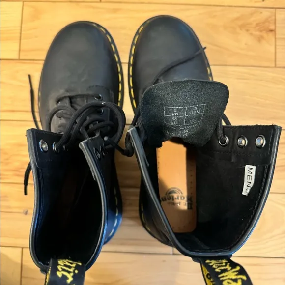 Men's Doc Marten's black boots sz 6