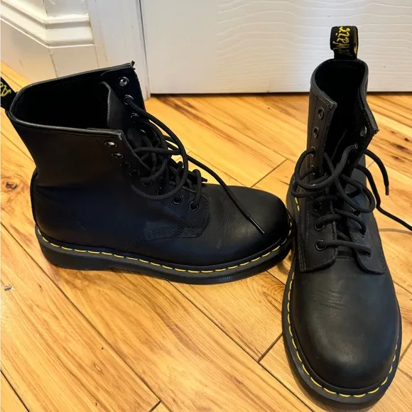 Men's Doc Marten's black boots sz 6