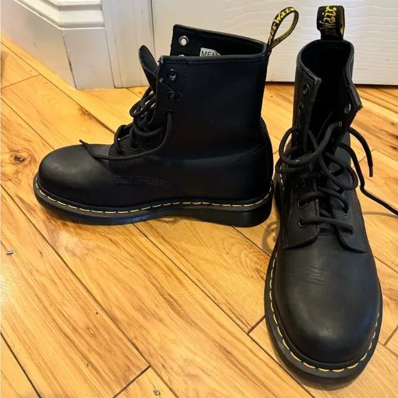 Men's Doc Marten's black boots sz 6