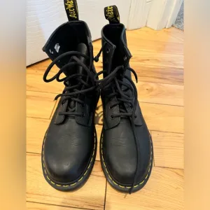 Men's Doc Marten's black boots sz 6