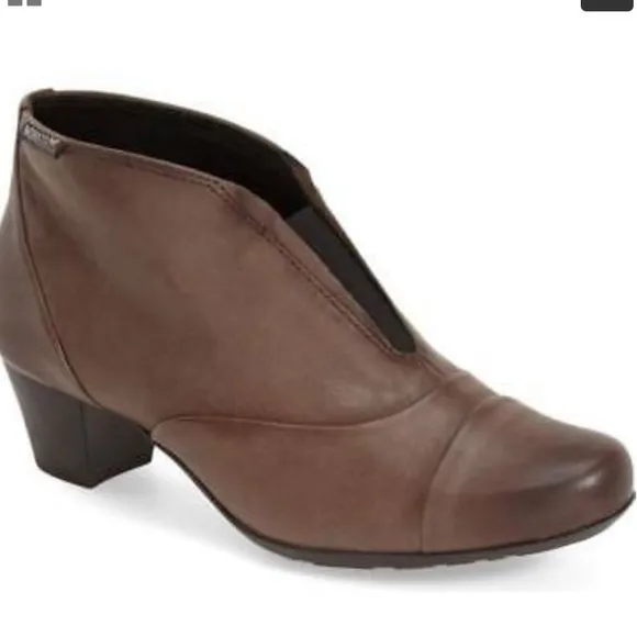Mephisto Maddie booties size 9