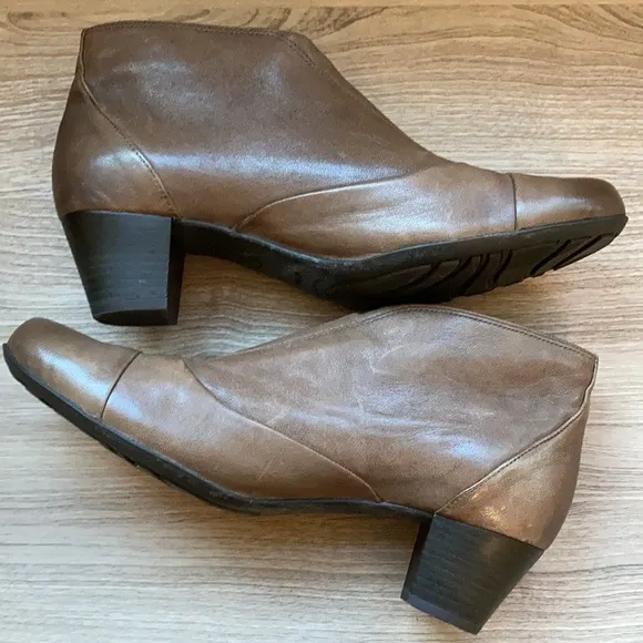 Mephisto Maddie booties size 9