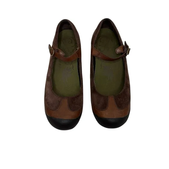 Merrell Brown and Black Casual Shoes with Classic Design Size 7.5