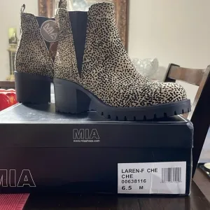 Mia Lauren- F Che Boots, 6.5, NIB