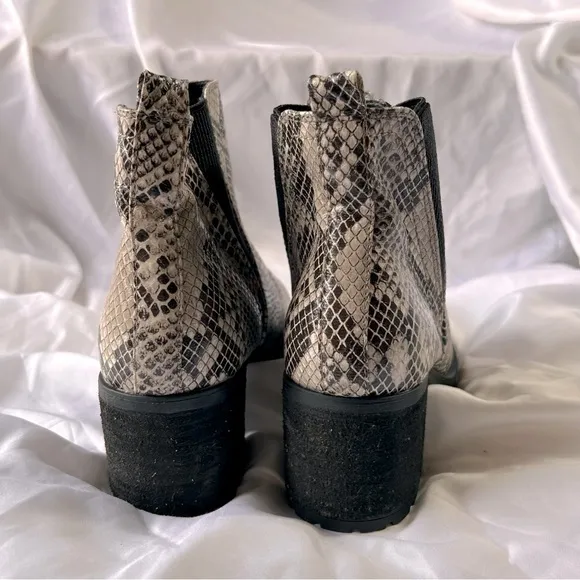 MIA NWOB Jody Chelsea Block Heel Boots Snake Print Tan Boots Size 6