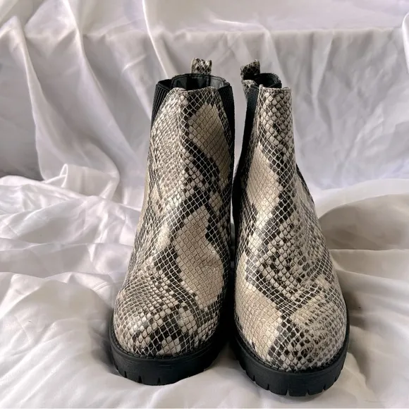 MIA NWOB Jody Chelsea Block Heel Boots Snake Print Tan Boots Size 6