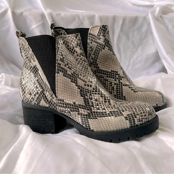 MIA NWOB Jody Chelsea Block Heel Boots Snake Print Tan Boots Size 6