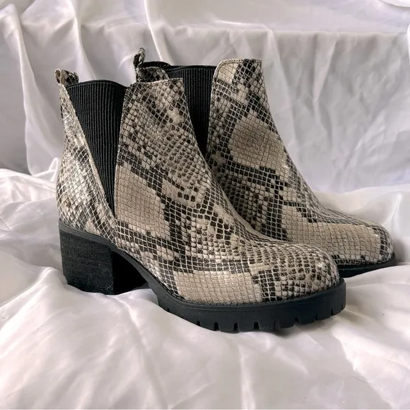 MIA NWOB Jody Chelsea Block Heel Boots Snake Print Tan Boots Size 6