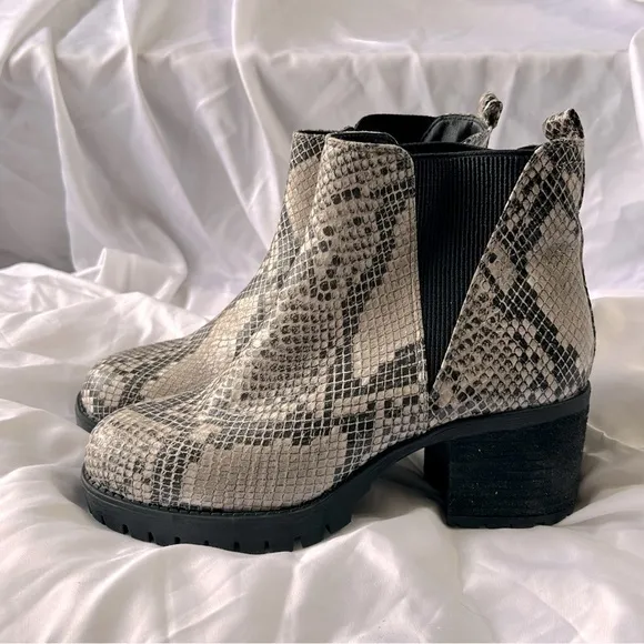 MIA NWOB Jody Chelsea Block Heel Boots Snake Print Tan Boots Size 6