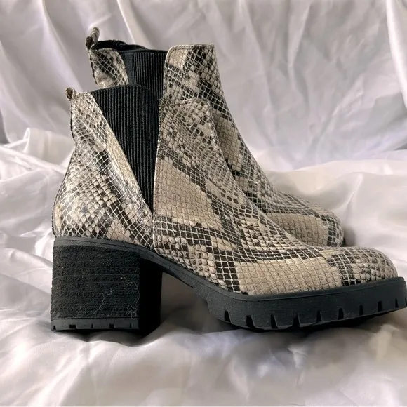 MIA NWOB Jody Chelsea Block Heel Boots Snake Print Tan Boots Size 6
