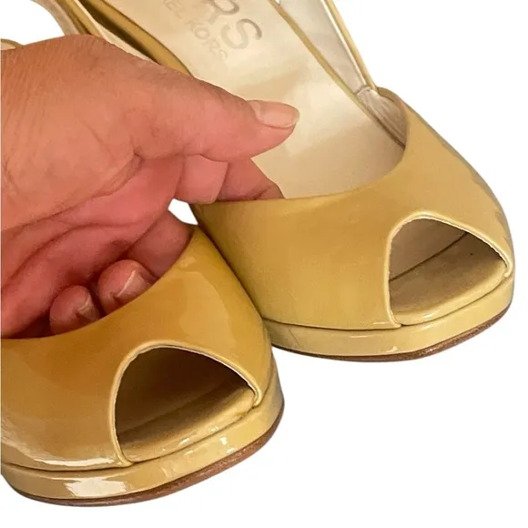 MICHAEL KORS Tan PatentLeather 4&quot; High Wedge Open ToeSlingback Shoes size 7.5M