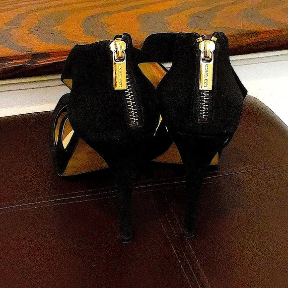MK MICHAEL KORS Black Suede Peep Toe Gold Zipper Back High Heel Shoes Sz 8-1/2