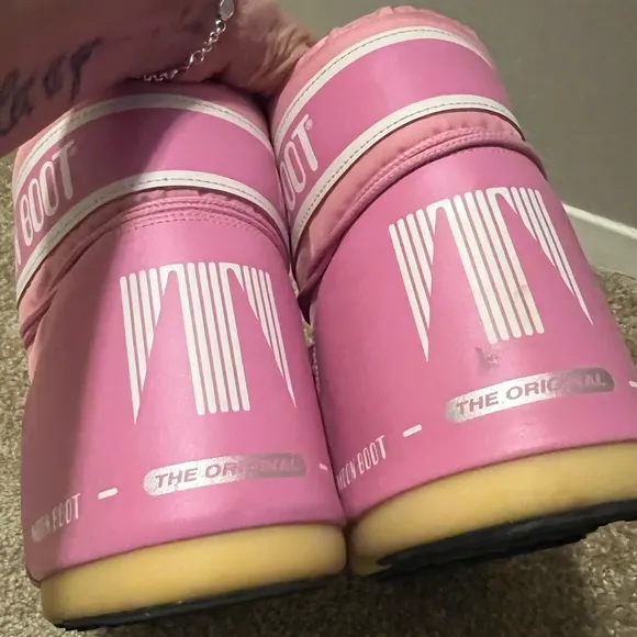 Moon Boot icon low pink nylon boots $195By tecnica