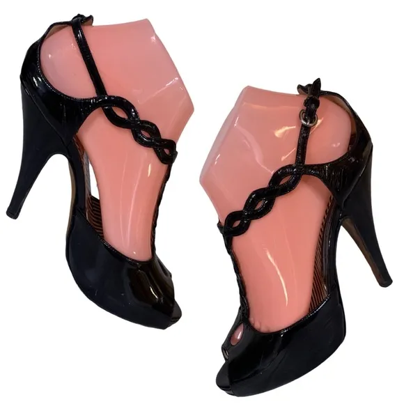 MOSCHINO BLACK PATENT LEATHER T-STRAP PEEP TOE HEELS (37)