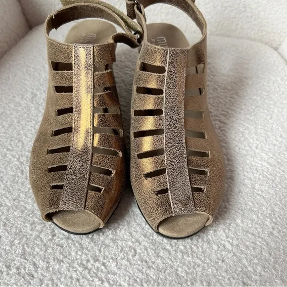 Munro Abby Peep Toe Slingback Sandals Tan Gold Leather Stacked Heel Women's 7.5