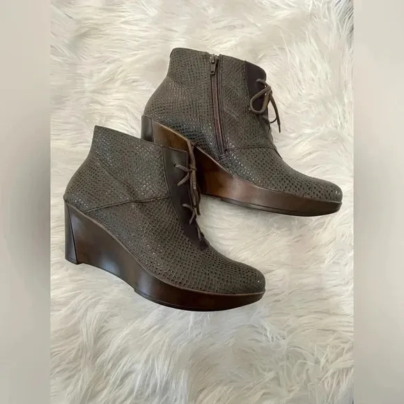 Naot Nadine Gray Textured Leather Lace-Up Wooden Wedge Ankle Boots US 8 NEW