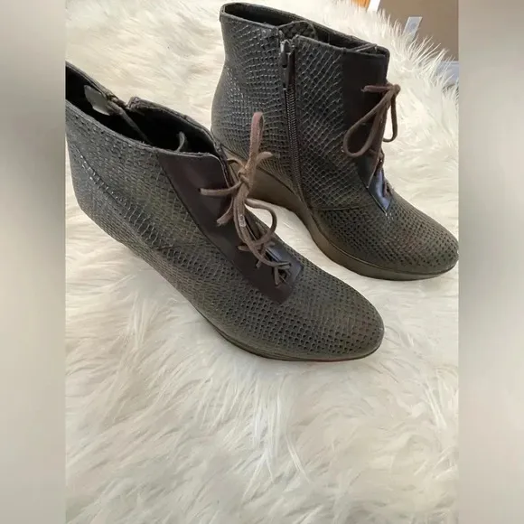 Naot Nadine Gray Textured Leather Lace-Up Wooden Wedge Ankle Boots US 8 NEW