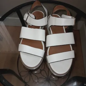 Naturalizer Sandals White Faux Leather Strap Platform Buckle Ankle Women's sz 9