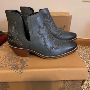 Naughty Monkey- Kickin Boots in Teal- size 8.5 - New in box
