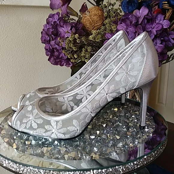 New Adrianna Papell Silver Sophia Embellished High Heels Pumps. Size 8