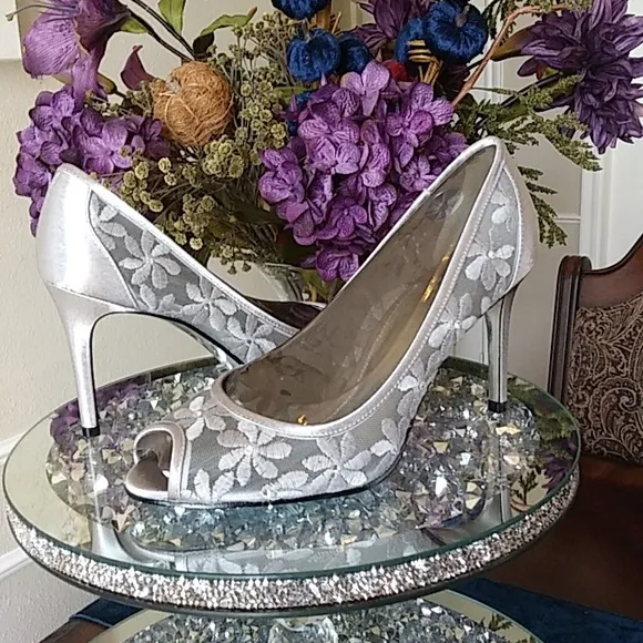 New Adrianna Papell Silver Sophia Embellished High Heels Pumps. Size 8