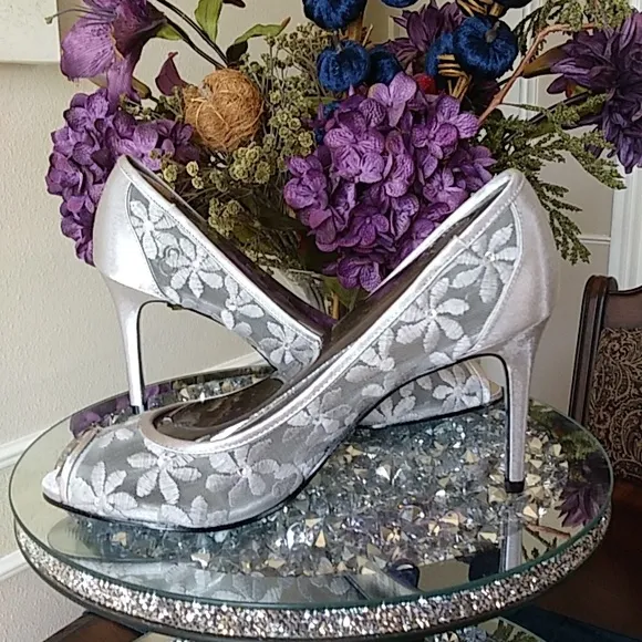 New Adrianna Papell Silver Sophia Embellished High Heels Pumps. Size 8