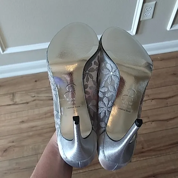 New Adrianna Papell Silver Sophia Embellished High Heels Pumps. Size 8