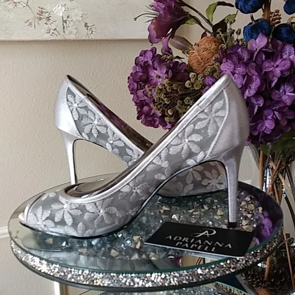New Adrianna Papell Silver Sophia Embellished High Heels Pumps. Size 8