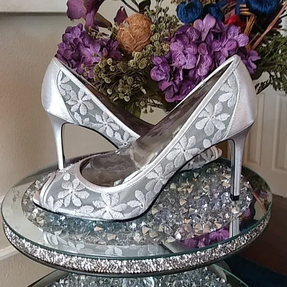New Adrianna Papell Silver Sophia Embellished High Heels Pumps. Size 8